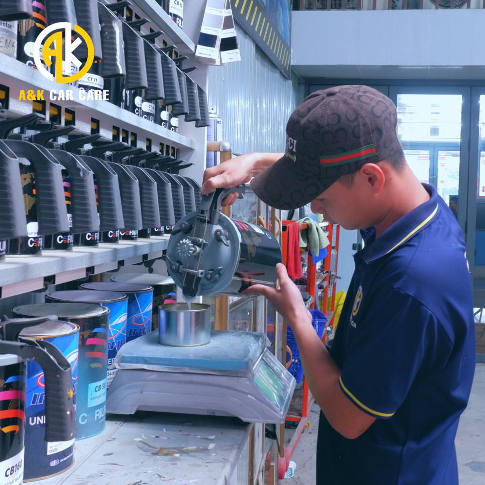 Pha sơn tiến hành sơn xe tại A&K Car Care